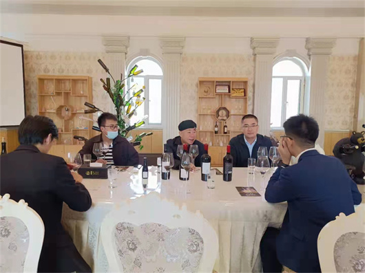 17葡萄酒专家、西农沈忠勋院长考察华昊酒庄.jpg