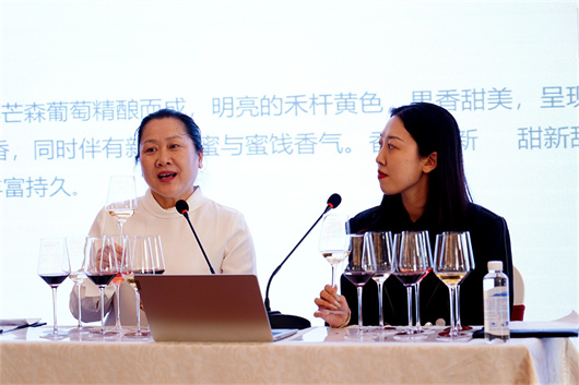 蓬莱葡萄酒学院院长苏东平带领品鉴（左）.jpg