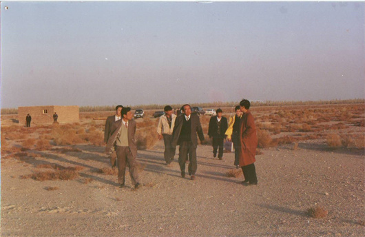 8 1997年李瑞琴（右1）与专家和县领导在戈壁滩上勘探地形.jpg