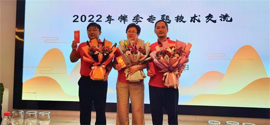 4产区酿酒师劳动模范代表接受嘉奖.jpg 4产区酿酒师劳动模范代表接受嘉奖.jpg