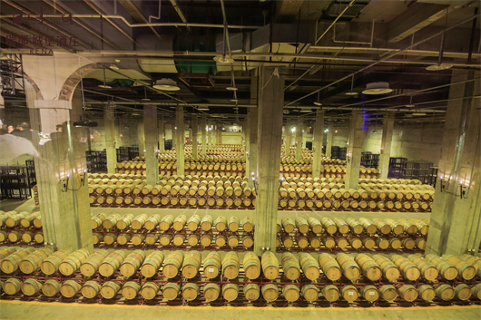 瑞那城堡酒庄大酒窖：“换桶酿造技术”是酒庄一大特色.jpg