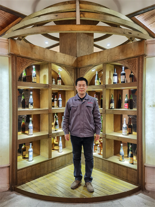 6在华东・百利庄园的酒窖内，藏有许多年代久远的产品，诉说着青岛葡萄酒的风采.jpg