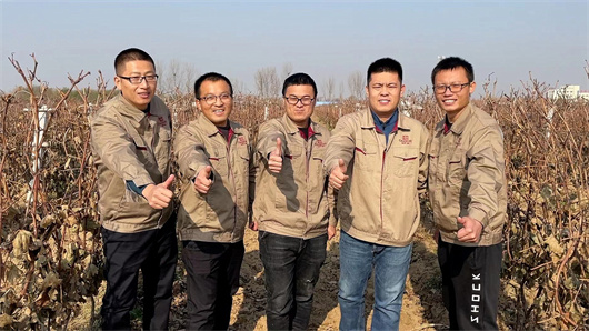 张裕白兰地种植师团队（左二：高宝）.jpg