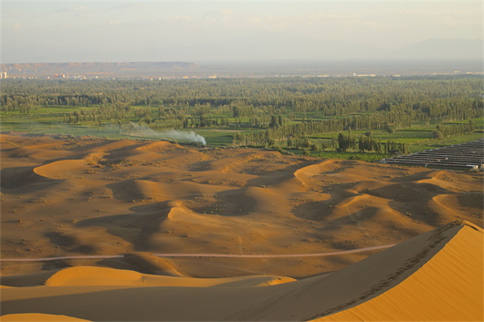 3吐鲁番产区沙漠景色.jpg