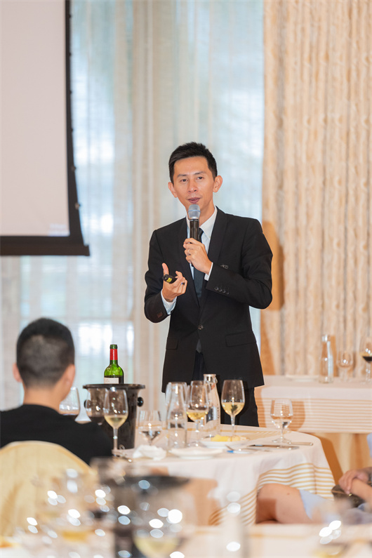 国内葡萄酒专家“葡萄酒小皮”.jpg 国内葡萄酒专家“葡萄酒小皮”.jpg