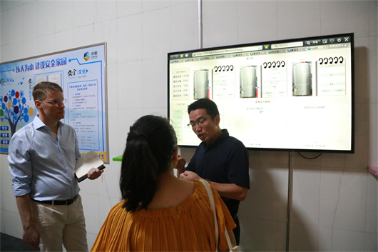 8长城海岸总酿酒师李进向一行人介绍展示信息化管理系统.jpg 8长城海岸总酿酒师李进向一行人介绍展示信息化管理系统.jpg