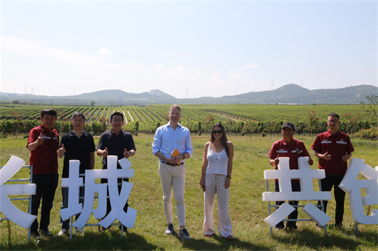11一行人与长城酿酒师、种植师在龙脊园合影.jpg 11一行人与长城酿酒师、种植师在龙脊园合影.jpg