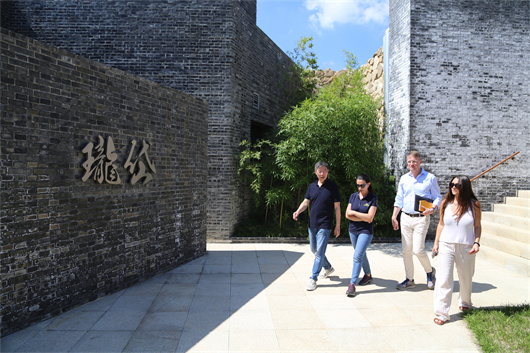 14一行人探访瓏岱酒庄.jpg 14一行人探访瓏岱酒庄.jpg