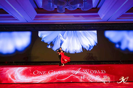 Dance performance in the gala dinner.jpg Dance performance in the gala dinner.jpg