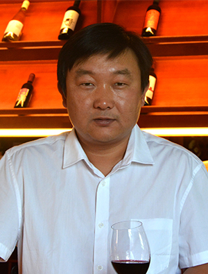 国家二级品酒师、工程师，现任新疆瑞泰青林酒业有限责任公司（国菲酒庄）副总经理、总工程师。