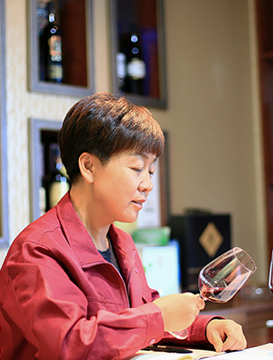 国家级葡萄酒评酒委员，新疆西域明珠葡萄酒业有限公司总工程师。