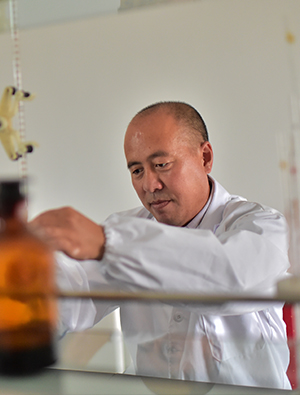 现任新疆嘉恒葡萄酒业有限公司（天瑜酒庄）总经理，酿酒师，国家级葡萄酒评委