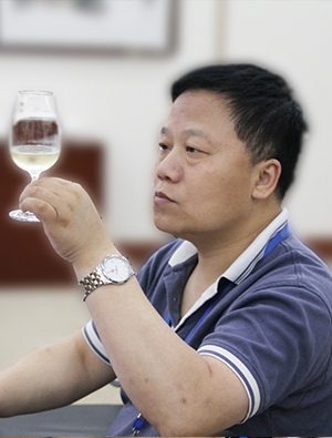 华致酒行市场总监、法国国立酿酒师、中国酿酒协会品酒师、中国农业大学客坐教授。