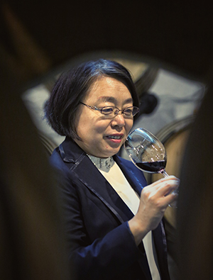 中粮华夏长城葡萄酒有限公司总工程师，国际葡萄与葡萄酒管理硕士。