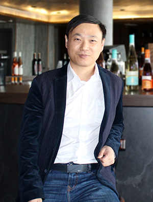 陕西甲邑酒庄有限公司总工程师，国家一级品酒师，二级酿酒师。