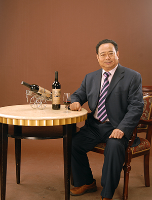 高级工程师，是中国食品工业协会专家委员会主任，葡萄酒、果露酒行业的国家级评酒员