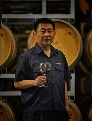中法合营王朝葡萄酿酒有限公司副总经理，主管生产和技术工作