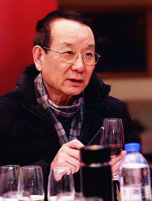 中国葡萄酒技术委员会委员，南山庄园首席酿酒师，国家评委。