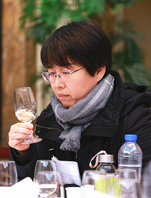 中国葡萄酒技术委员会委员、滨州医学院葡萄酒学院副教授。