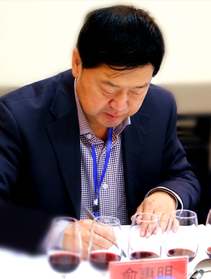 中国葡萄酒技术委员会委员，宁夏西夏王葡萄酒业有限公司副总经理。