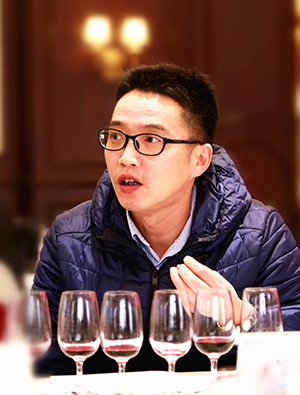国家级葡萄酒评酒委员，中粮长城葡萄酒（蓬莱）有限公司总酿酒师。
