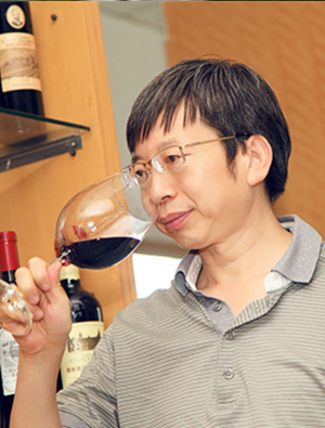 中国酿酒大师，中国葡萄酒技术委员会副主任，张裕公司副总经理、总工程师（总酿酒师）、技术中心主任。